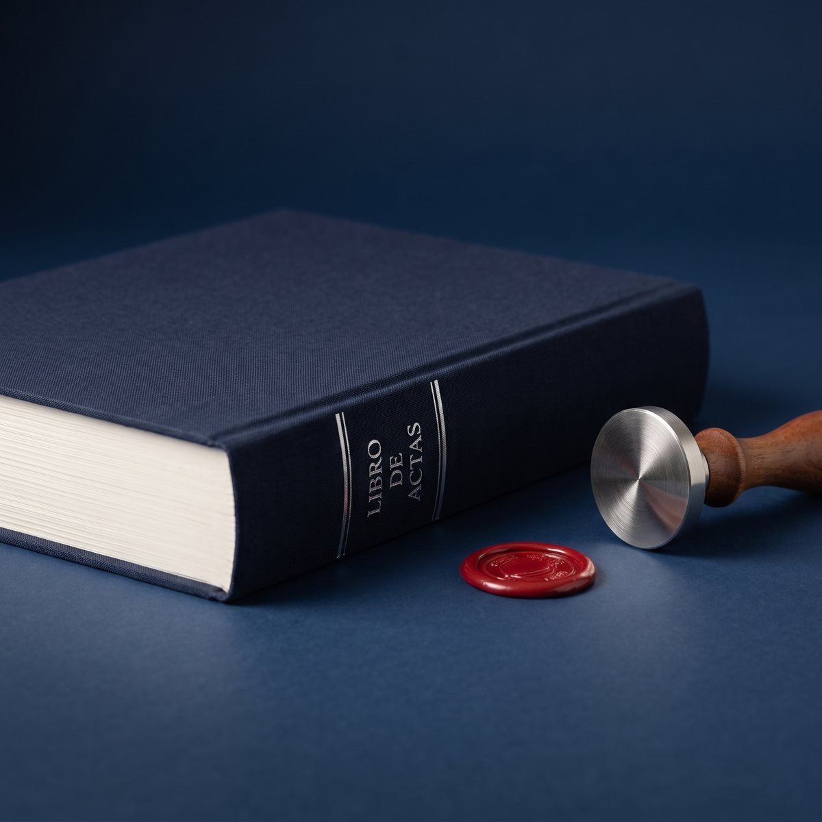 Libro de actas empastado en marino con sello notarial